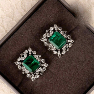 Eleganti Orecchini a Perno Quadrati Verdi per Donne, Accessori per Orecchie Geometrici per Uso Quotidiano - Product Image 1