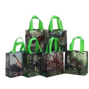 Bolsa de Tela No Tejida Tridimensional Laminada OEM, Bolsa de Regalo para Fiestas con Estampado de Dinosaurios - Product Image 2