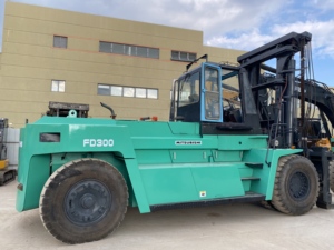 Chariot élévateur diesel Mitsubishi FD300 d'occasion, stable et performant, unité lourde de 30 tonnes pour grands projets portuaires et levage de charges lourdes - Product Image 5
