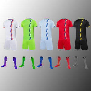 Op maat gemaakte retro voetbaltenues voor heren & dames, gepersonaliseerde naam & nummer voetbalsets, kinderset, doe-het-zelf voetbaltenue - Product Image 1