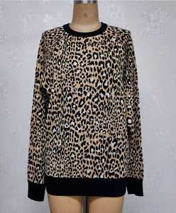 เสื้อสเวตเตอร์คอวีลายเสือดาวแบบมีซิปสำหรับผู้หญิง รุ่น AW26 คอลเลคชั่นฤดูใบไม้ร่วง/ฤดูหนาว  โลโก้ด้านหน้า  ผ้าสแปนเด็กซ์/คอตตอน  ทรงลำลอง - Product Image 1