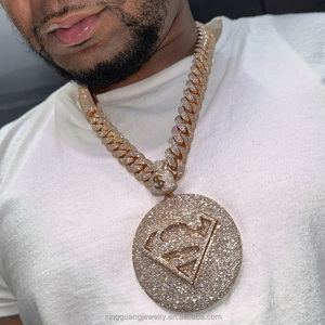 Kustom liontin huruf <span class=keywords><strong>Superman</strong></span> penuh es keluar bulat moissanite 925 perak murni pelat bulat mode berat liontin perhiasan - Product Image 4