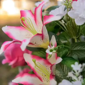 Flores artificiais funerais, arranjo de flores rosa e mamães brancos de seda