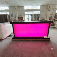 Comptoir de bar design de mode Comptoir de bar de restaurant sur le toit d'hôtel à lumière LED rose moderne
