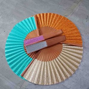 Abanico de mano con lentejuelas ostentosas, costillas de madera de hierro, logotipo personalizado, abanico de mano plegable de baile - Product Image 6