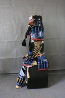 Parlak Siyah Demir Samuray Yoroi Zırh Takımı Altın U Maedate Kabuto Kask Menpo Maskesi Mavi Altın Bağcıklı Yetişkin Kullanımlı Sergi Ürünü