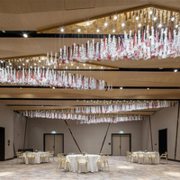 Lustre moderne sur mesure avec décorations haut de gamme, élégant, en tubes de verre multicolores