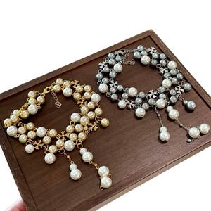 Collier ras du cou pour femme, style luxe léger, avec pendentif croix et perles imitation perle, idéal pour les soirées - Product Image 3