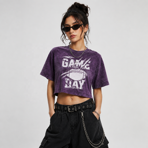 T-shirt court personnalisé pour femme, style universitaire vintage, avec motif graphique délavé, pour supporter de football, streetwear - Product Image 3