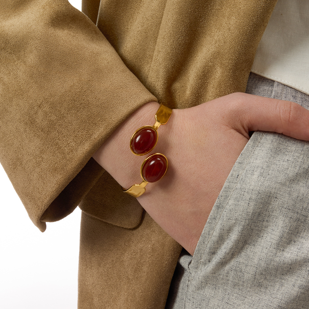 18k gold bangle with Red agates Red Agate Gold ACB306CQRA Bead 