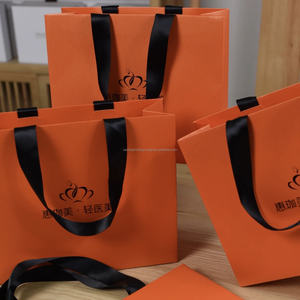 Bolsa de Papel con Logotipo Personalizado en Relieve, Clásica, Resistente, con Revestimiento Mate, Asa de Cuerda de Algodón, Tamaño Personalizado, para Compras, Empaque y Promoción - Product Image 1