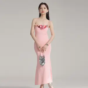가슴 쿠션 및 멜빵 원피스 프랑스어 3D 꽃 장식, 2024 여름 슬림 핏 매운 긴 원피스 여성