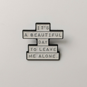 IT S È una bella giornata per lasciarmi in pace. Semplice distintivo con lettera, decorazione, regalo per gli amici - Product Image 5
