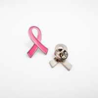 Pins de revers en métal de haute qualité pour la sensibilisation, personnalisés, colorés, avec ruban rose à motif de dessin animé, en émail dur, de la marque Pinstar, estampillés à la presse