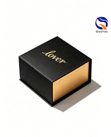 Caja de Anillo de Lujo con Inserto de Terciopelo Negro y Logotipo en Lámina Dorada, con Superficie en Relieve, Aceptada por OEM
