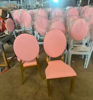 Chaise de banquet élégante à dossier circulaire, pieds en métal poli, coussin en cuir imperméable, chaise moderne et stylée