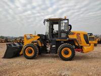 Chargeuse sur pneus compacte 830T, poids opérationnel de 9000 kg, vitesse de travail de 13 km/h, pour la construction et le chargement de matériaux