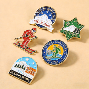 Fabricant de broches métalliques en Chine, conception personnalisée, alliage de <span class=keywords><strong>zinc</strong></span>, émail dur électro-plaqué, broches de ski pour le sport - Product Image 2