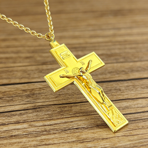 Ciondolo Croce Cristiana HT in Metallo Placcato Oro con Incisione 3D, Gioiello Liturgico per Sacerdoti con Catena - Product Image 1