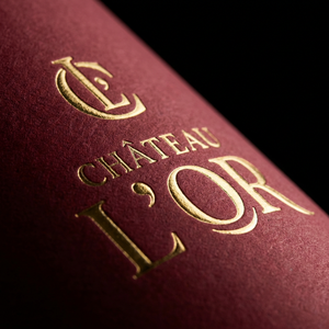 ถุงของขวัญกระดาษเนื้อแมทสีแดงเบอร์กันดีพิมพ์โลโก้ KM แบบกำหนดเอง ปั๊มทองคำ สำหรับเทศกาลคริสต์มาส บรรจุภัณฑ์สำหรับขายปลีก ได้รับการรับรองมาตรฐาน FSC จากโรงงาน - Product Image 2