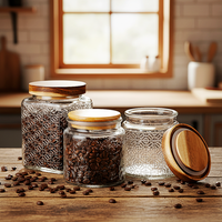 Vente en gros de pots à bougies en verre gaufré de 700 ml, colorés, ronds et droits, avec couvercle en bois gaufré à vis.