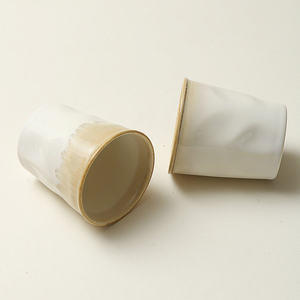 Taza de cerámica hecha a mano con acabado mate y diseño minimalista para uso en hoteles y restaurantes. - Product Image 3