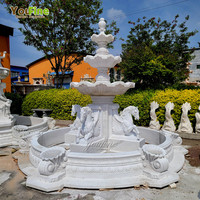 Fontaine d'eau en marbre blanc sculptée à la main avec quatre chevaux, statue de jardin extérieure pour villa, domaine, hôtel