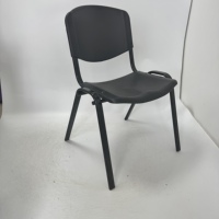 Chaise de formation empilable en plastique avec assise rembourrée et pieds thermolaqués noirs OK-510 pour salles de classe, conférences et sièges publics