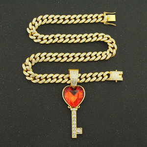Collar con Colgante de Corazón Rojo de Aleación con Diamantes de Imitación, Estilo Hiphop Urbano, de Moda, para Hombre, Venta al por Mayor - Product Image 3
