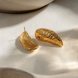 Pendientes J&D de Acero Inoxidable Chapados en Oro de 18K con Turquesa, Textura Irregular, Diseño Geométrico Moderno con Perla y Diamante Principal - Product Image 5