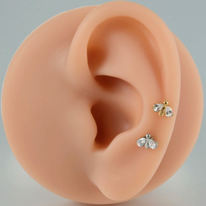 Clous d'oreille en titane F136 en forme de fleur d'abeille, bijoux de piercing en alliage de titane pour oreille, lèvre, nez - Product Image 2
