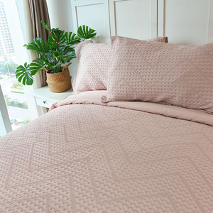 <span class=keywords><strong>Housse</strong></span> <span class=keywords><strong>de</strong></span> <span class=keywords><strong>couette</strong></span> gaufrée 100% coton élégante et confortable ensemble <span class=keywords><strong>de</strong></span> 3 pièces motif Chevron rose clair literie douce pour chambre à coucher maison - Product Image 1