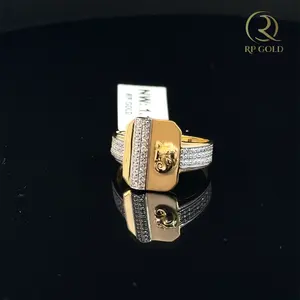Elegante anillo de oro con piedras brillantes y un diseño moderno y audaz, perfecto para hombres con estilo que buscan un look lujoso y de alta gama. - Product Image 1