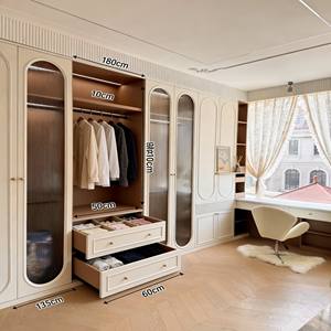 Armoire de rêve haut de gamme - Verre cintré et détails nervurés, lumières LED, présentoir ludique + poste de travail pour les maisons familiales de luxe - Product Image 2