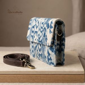 Sac bandoulière artisanal en coton imprimé indigo, pochette à rabat style bohème, export en gros Inde - Product Image 4