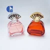 Botella de Perfume de Vidrio de Lujo, Curva y Plana, Vacía, con Pulverizador, Tapa Dorada/Plateada con Relieve de Abanico, Envase Cosmético