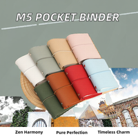 Vente en gros usine : Mini-classeur à spirale à 5 anneaux M5 rechargeable, avec élastique, couverture en cuir PU souple multicolore et pochette intégrée