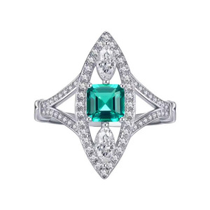 Anello con Gemma Verde Marquise Texturizzata per Donne, Elegante Gioiello da Dito alla Moda - Product Image 1