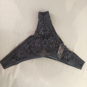 Ensemble de Lingerie Boudoir Gris Foncé en Dentelle Florale à <span class=keywords><strong>Cils</strong></span> avec Armatures, Bretelles Croisées à l'<span class=keywords><strong>Avant</strong></span>, Soutien-Gorge à Anneau Métallique et String – Vente en Gros - Product Image 4