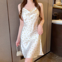 Pyjamas en satin à fleurs romantiques pour femmes pour l'été chemise de nuit fraîche taille élastique col oscillant floral conception de fronde pour un usage domestique
