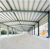 Atelier et entrepôt préfabriqués modernes en acier galvanisé isolé, hangar de stockage et de réparation polyvalent