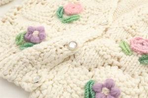 女性用Vネックロング冬カーディガンセーターカジュアルスタイル美しい花の装飾 - Product Image 3