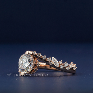 Bague en or rose 14 carats avec diamant, bague tendance de luxe pour femmes avec pierre précieuse jaune au centre et détails latéraux en diamant étincelant - Product Image 4