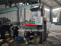 Presse à balles hydraulique pour sciure de bois / Machine d'emballage de sacs de copeaux de bois pour animaux de compagnie
