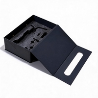 Boîte cadeau rigide pliable en une seule pièce avec poignée en PU recyclable personnalisée, fermeture magnétique, papier noir au toucher doux avec insert en mousse EVA