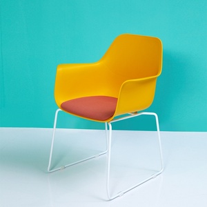 Chaise de jardin en plastique colorée orange, bleue, blanche, verte pour restaurant - Product Image 6