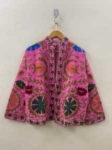 เสื้อแจ็คเก็ตบอมเบอร์กำมะหยี่พิมพ์ลายสัตว์สีชมพู ปักมือแบบซูซานี สไตล์วินเทจ โบโฮ เสื้อคลุมฤดูหนาว บุด้วยผ้าฝ้าย ของขวัญสำหรับเธอ จากอินเดีย - Product Image 6