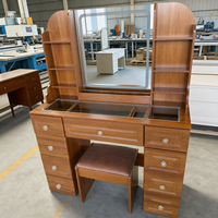 Coiffeuse avec plateau en verre et compartiment de rangement pour une présentation organisée des cosmétiques, table de maquillage avec rangements
