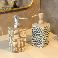 Bouteille de liquide en céramique à motif nordique avec pompe à main pour le nettoyage quotidien dans l'évier de spa à domicile ou la zone de repos compacte