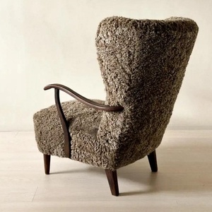 Fauteuil lounge capitonné en peau de mouton et fourrure de mouton, style Mid-Century, fabriqué sur mesure par une menuiserie danoise, avec dossier ailé, garantie 10 ans - Product Image 3